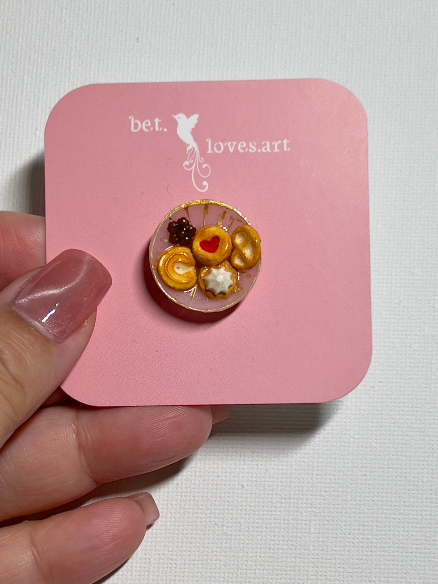 033 - Brooch of mini cookies on a pink plate