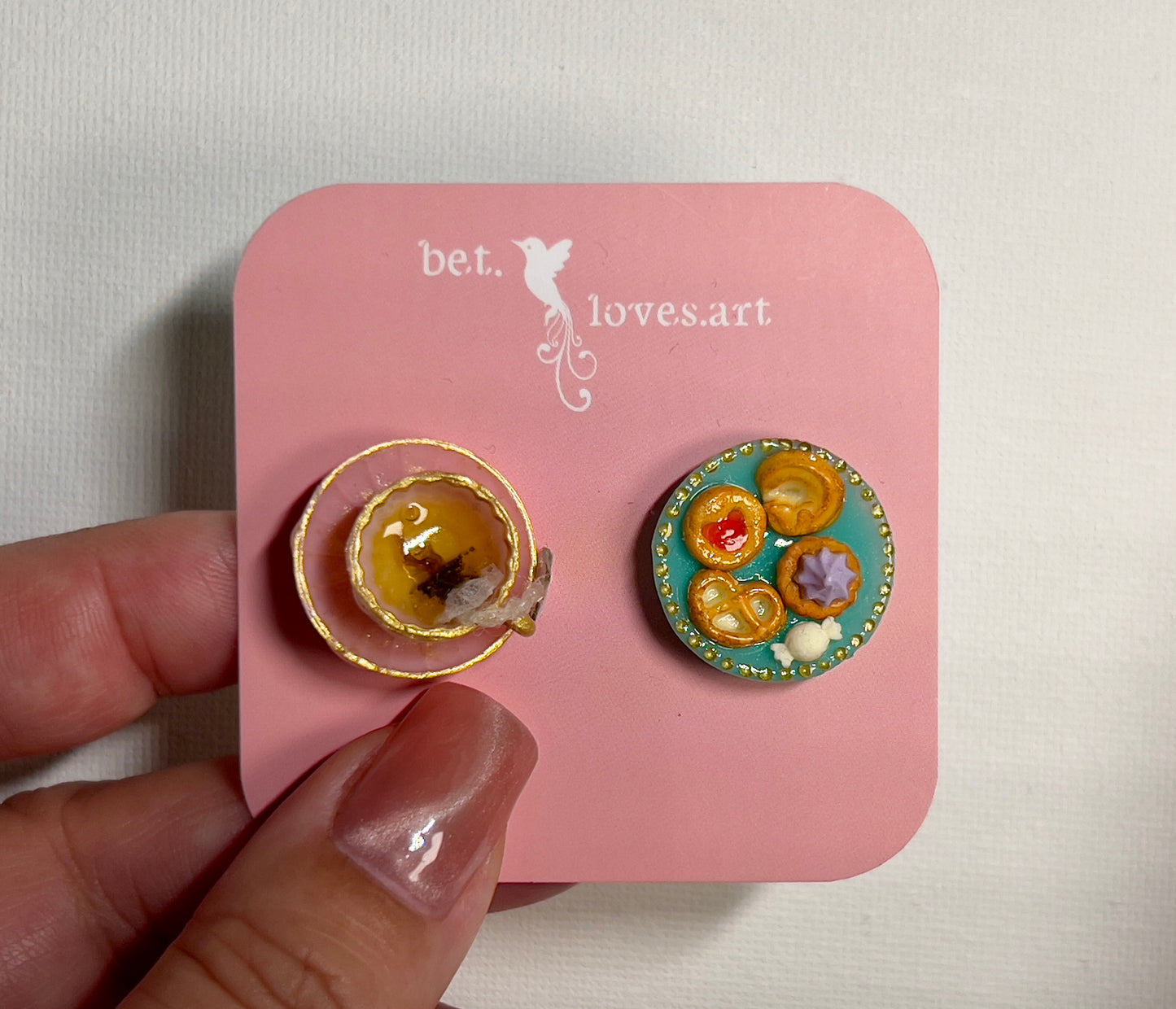 009 - Mini pink teacup with tea bag, cookies on teal saucer