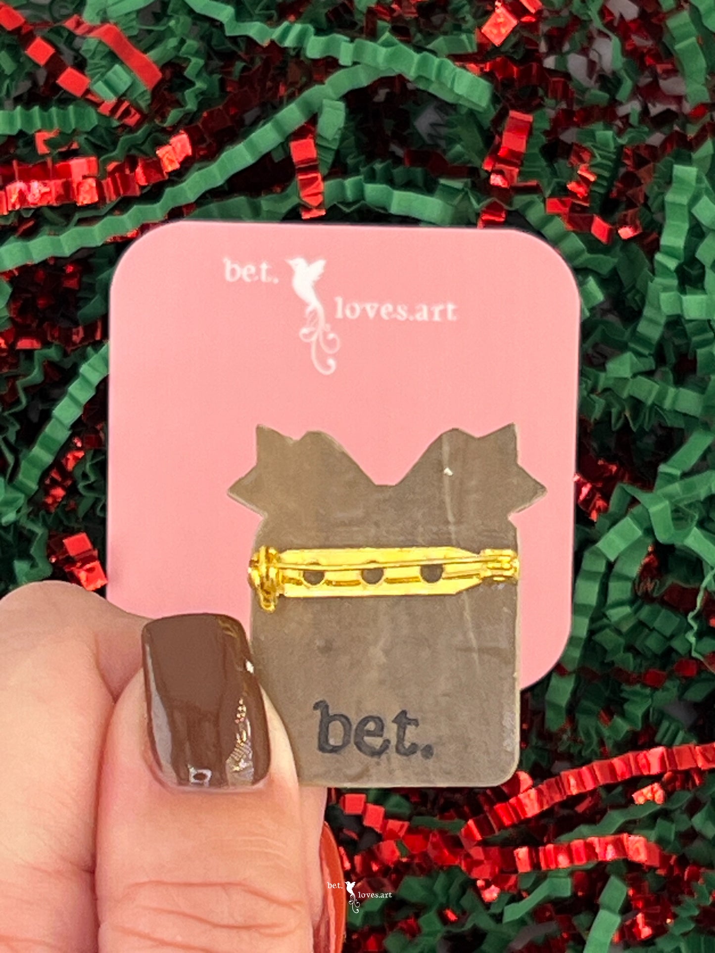 074 - Christmas present gingerbread biscuit brooch