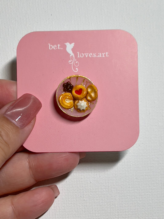 033 - Brooch of mini cookies on a pink plate