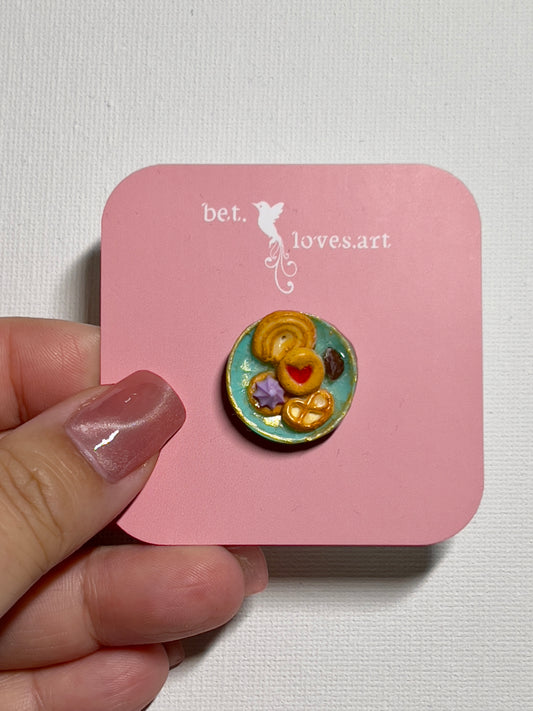 031 - Brooch of mini cookies on a teal plate