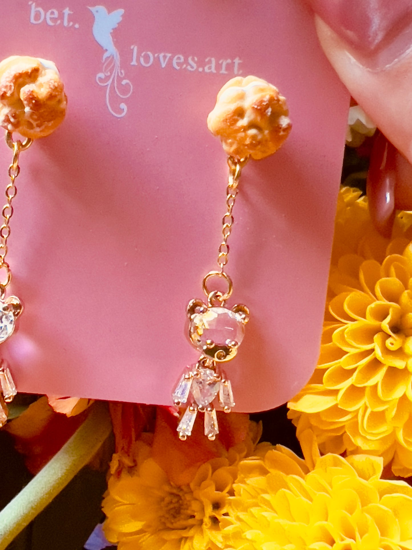 049 - Cute teddy bears holding onto cream puff balloons