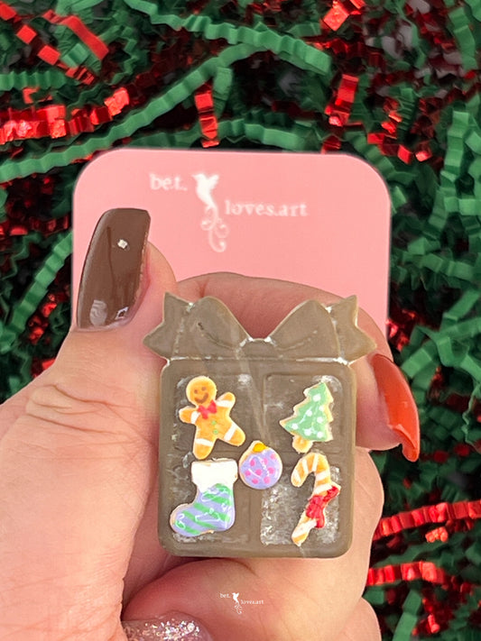 074 - Christmas present gingerbread biscuit brooch