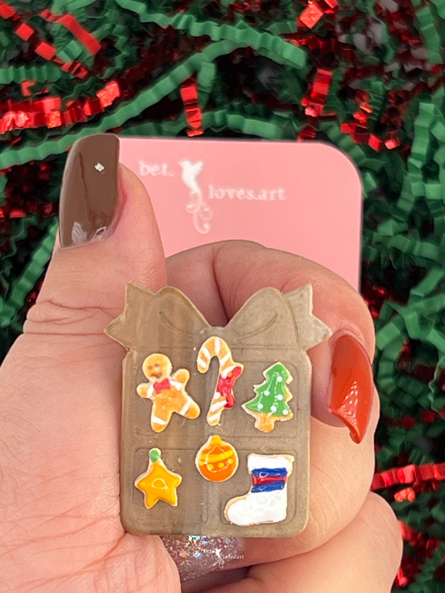 077 - Christmas present gingerbread biscuit brooch